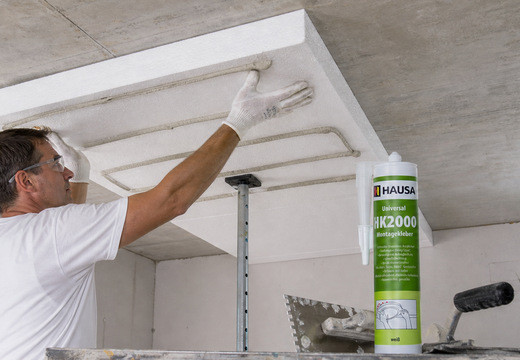 Kleben von Styropor an die Decke – Technik und Tipps.