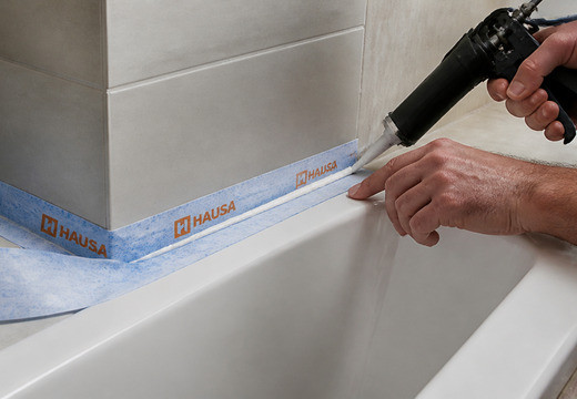 Badewanne an der Wand abdichten – Silikon oder Dichtband?