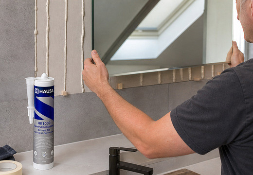 Spiegel ohne Bohren an die Wand kleben
