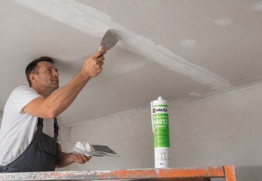 Risse in der Decke reparieren - Spachtel und Bewehrungsband
