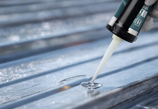 Kann man Trapezblech mit Silikon abdichten?